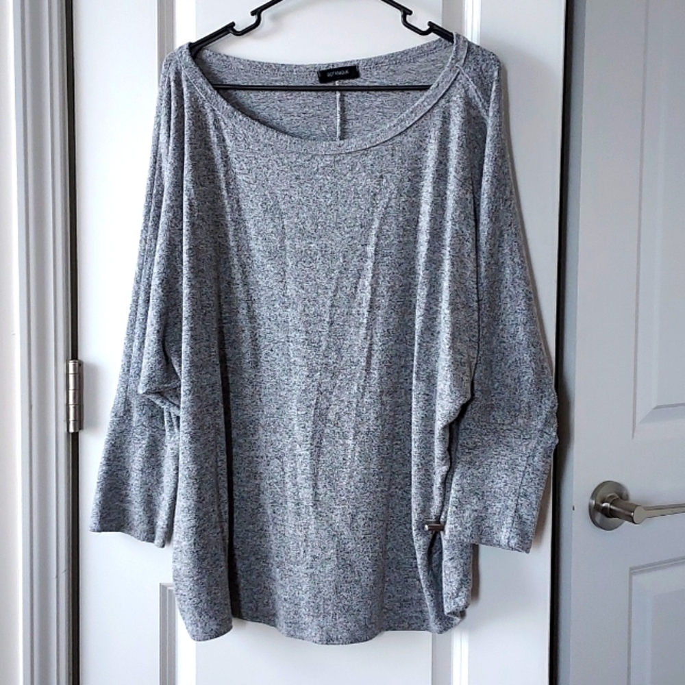 Botanique 3/4 sleeve grey white top